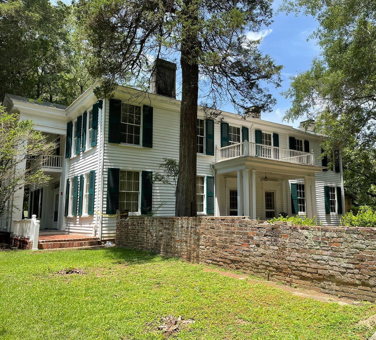 In der kleinen Universitätsstadt Oxford in Mississippi, eine Stunde südlich von Memphis, gibt es das Rowan Oak, das ehemalige Zuhause von William Faulkner. Das Anwesen wurde in den 1930er Jahren von Faulkner erworben und blieb bis zu seinem Tod im Jahr 1962 in seinem Besitz. Heute ist es ein Museum, das Besuchern einen Einblick in Faulkners Leben und Werk gibt.